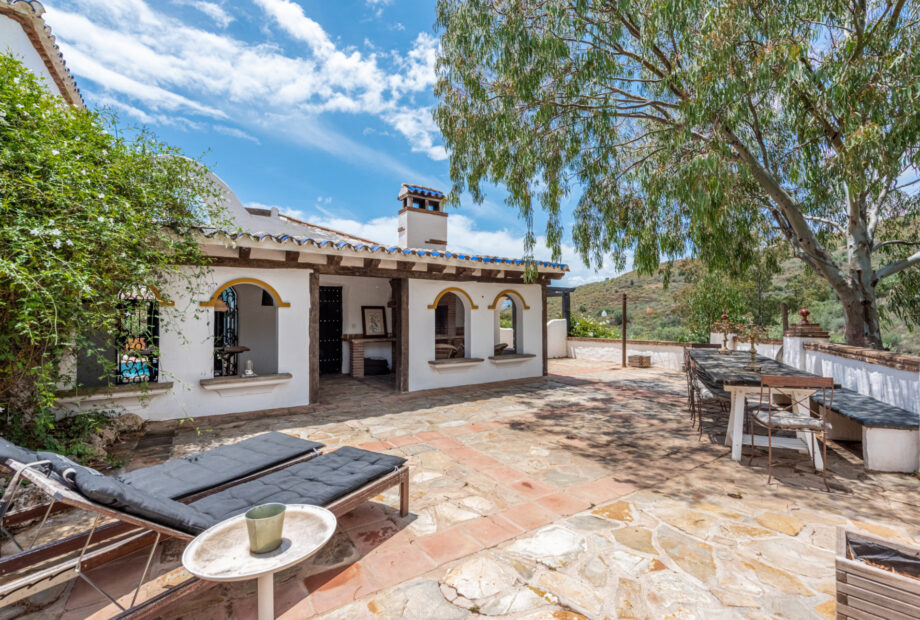 Welcome to this exceptional property in the enchanting area of Lomas del Flamenco.