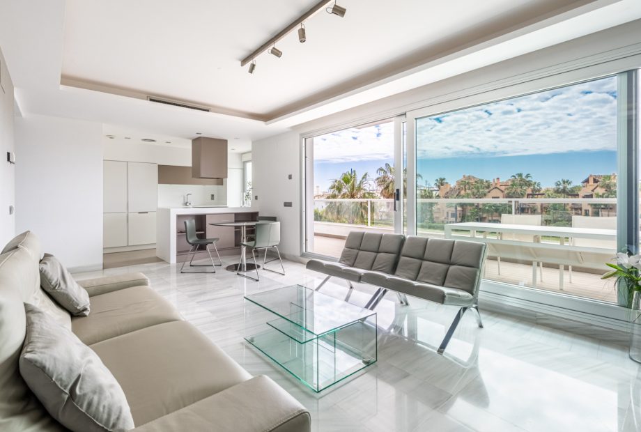 Fabulous penthouse within walking distance to the beach in San Pedro!
