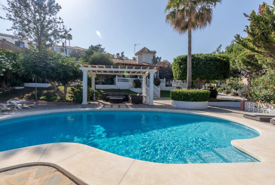 Luxury villa with pool and garden in Mijas
