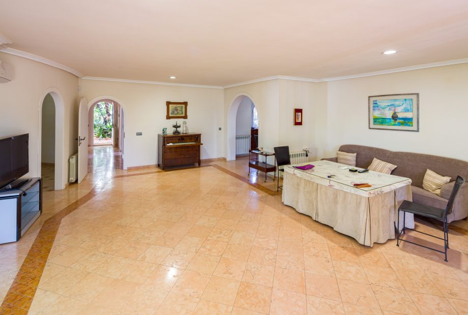 Spectacular property situated in a privileged area.