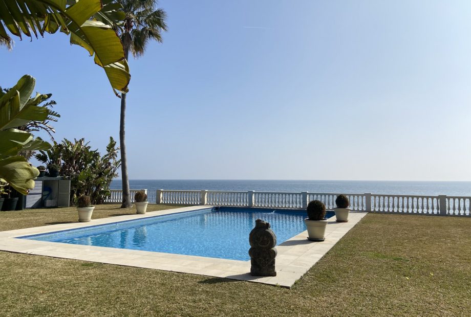 Very private frontline beach villa in Casasola/Guadalmina Baja – on the border between Marbella and Estepona