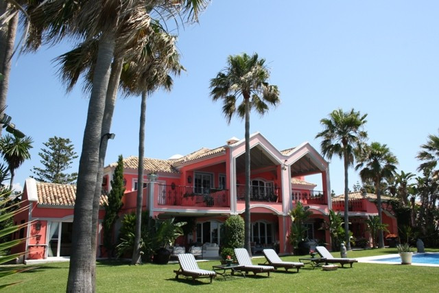 Very private frontline beach villa in Casasola/Guadalmina Baja – on the border between Marbella and Estepona