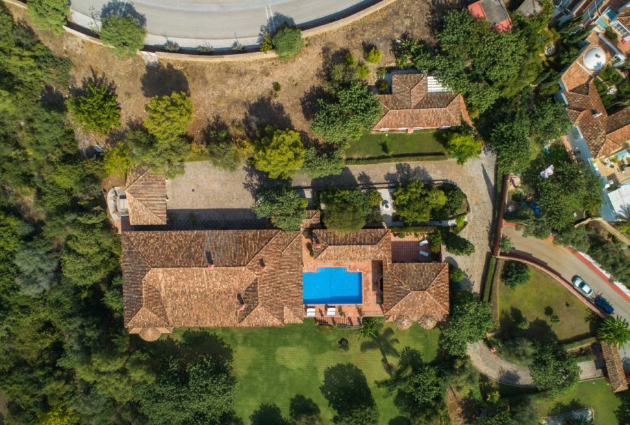 Investment opportunity! Parklike estate with 4 buildings on nearly 19.000 sq. meters plot in Los Picos, next to Sierra Blanca