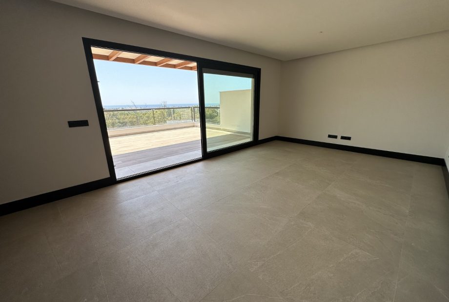 Key Ready Apartment in Marbella Lake Nueva Andalucia, with 3 bedrooms and open mountain, lake and sea views
