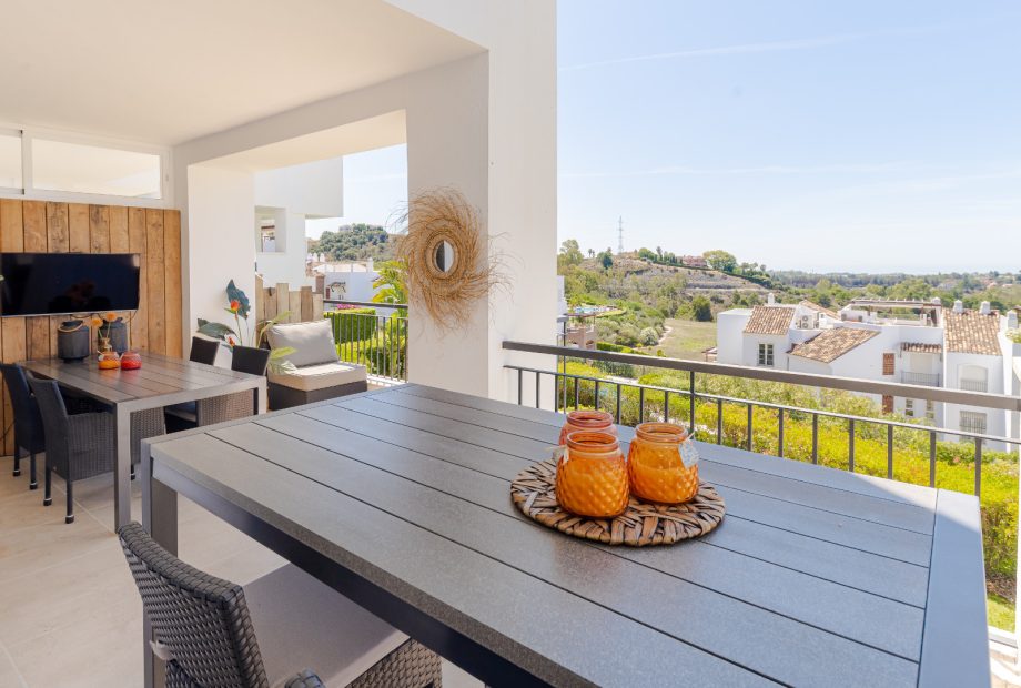 Apartment in Los Robles Los Arqueros Benahavis, fully furnished in a ‘hotel chique style’ with golf and sea views