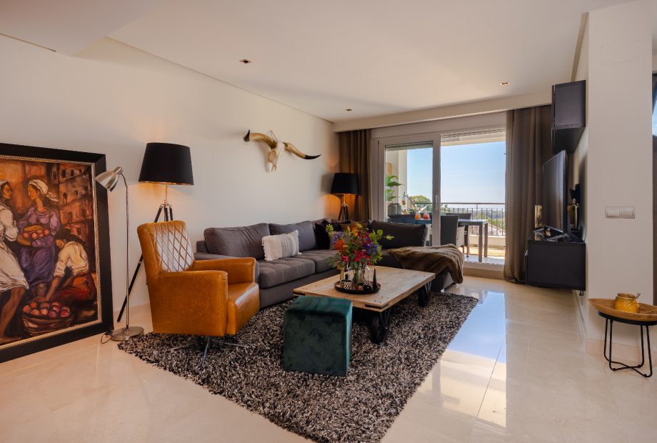 Apartment in Los Robles Los Arqueros Benahavis, fully furnished in a ‘hotel chique style’ with golf and sea views