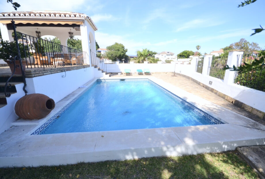 Magnificent villa in Benalmadena with a large plot of land