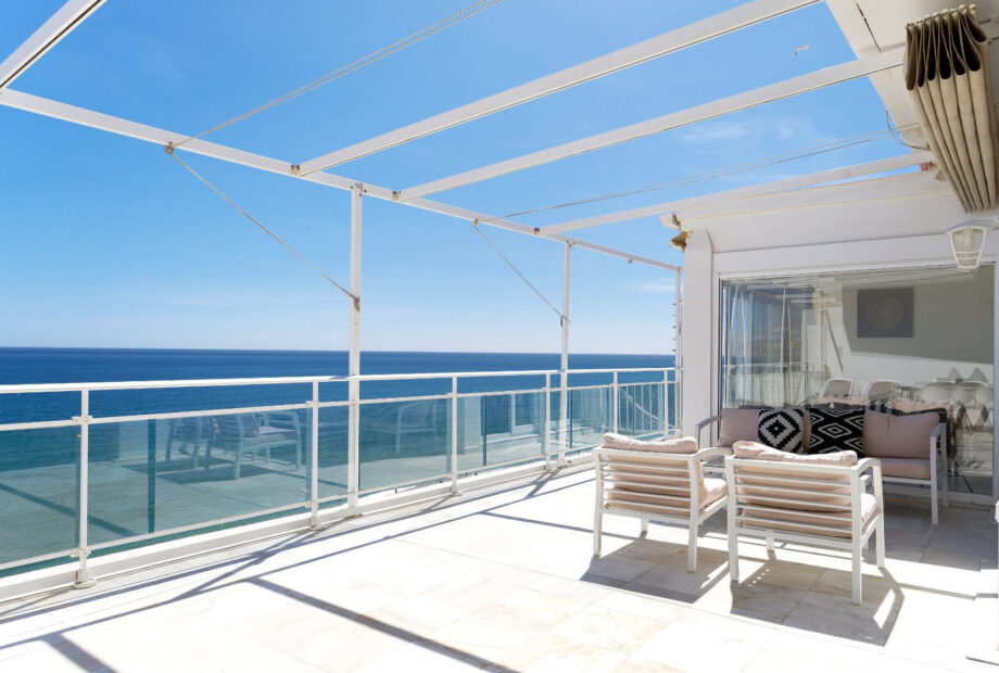 Wonderful frontline penthouse with spectacular view over the Mediterranean sea.