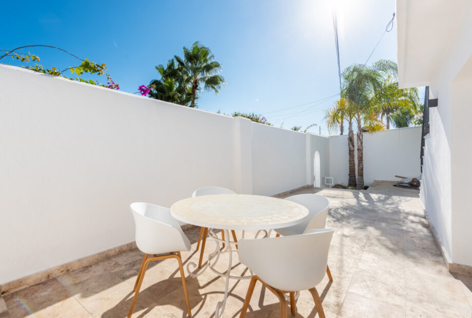 renovated Villa with walking distance to all amenities in the lower part of  Nueva Andalucia!