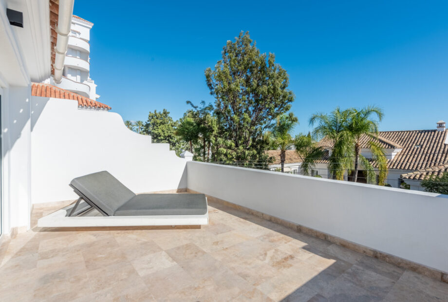 renovated Villa with walking distance to all amenities in the lower part of  Nueva Andalucia!