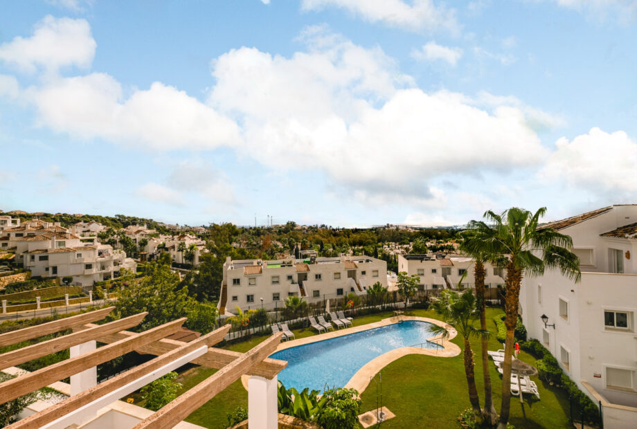 Total renovated stunning 4 bedroom Penthouse with 180 degrees Seaview and all extras! Nueva Andalucia.