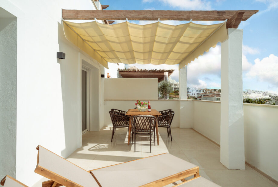 Total renovated stunning 4 bedroom Penthouse with 180 degrees Seaview and all extras! Nueva Andalucia.