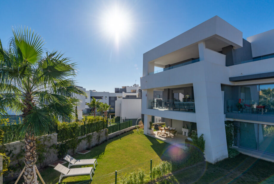 Brand New Modern Apartment with Top Amenities in Selwo Estepona