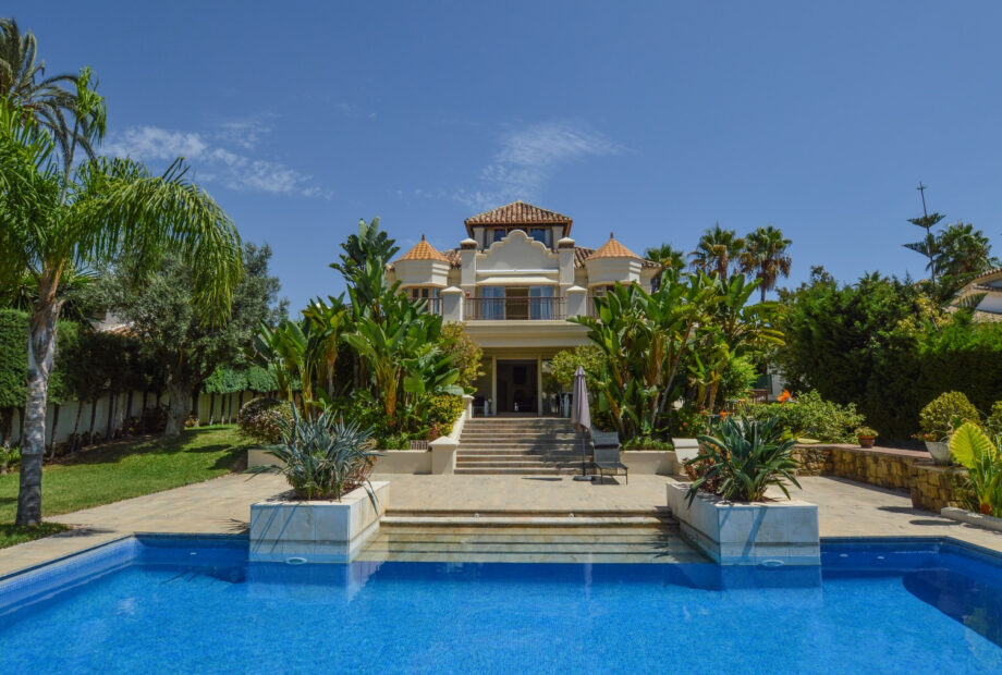 Beautiful luxury villa on the second line of the sea with sea views in Las Chapas, Marbella East, Costa del Sol