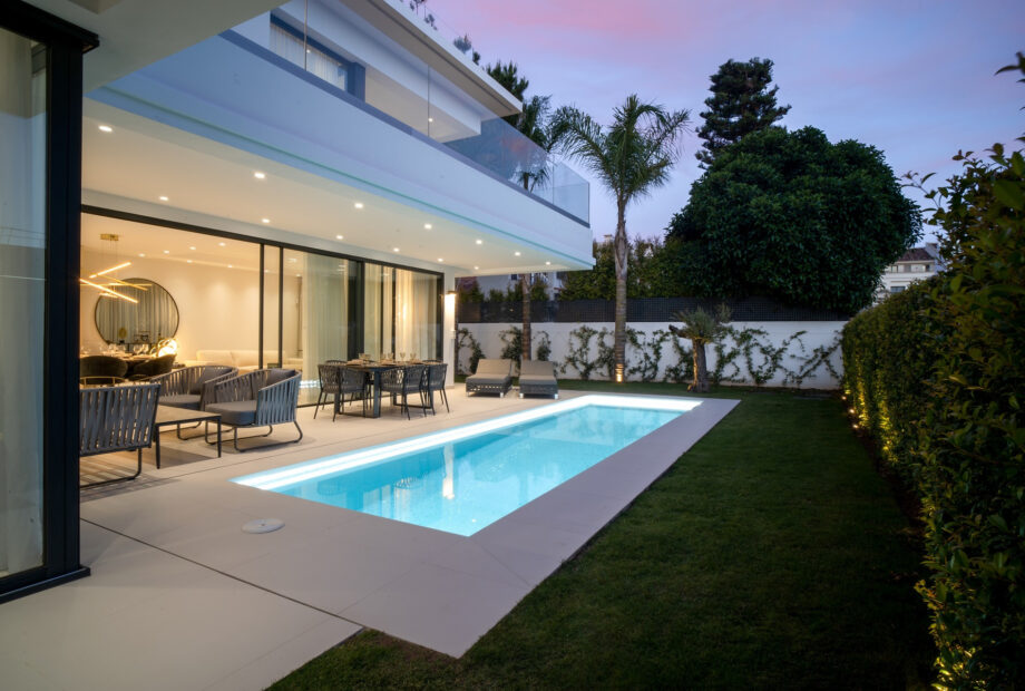 Modern villas located in Rio Verde, Golden Mile, just 100 m from the beach