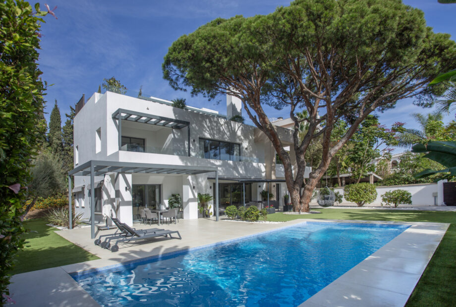 LUXURIOUS 6-BEDROOM CONTEMPORARY BEACH SIDE VILLA ON THE GOLDEN MILE, MARBELLA