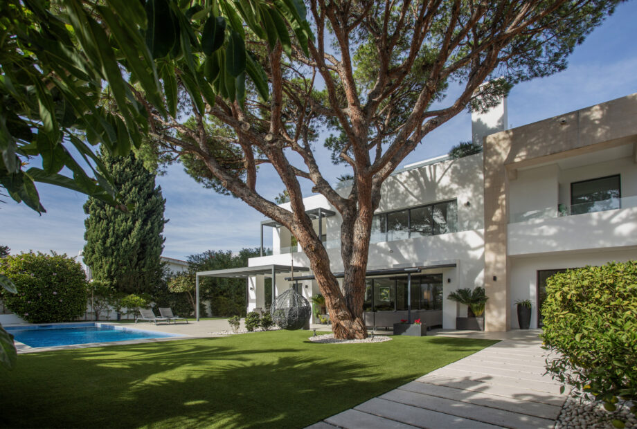 LUXURIOUS 6-BEDROOM CONTEMPORARY BEACH SIDE VILLA ON THE GOLDEN MILE, MARBELLA