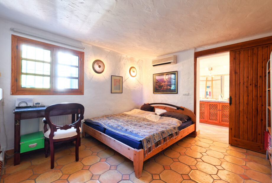 2-BEDROOM COUNTRY FINCA IN SPACIOUS PLOT INLAND FROM KEMPINSKI HOTEL ESTEPONA