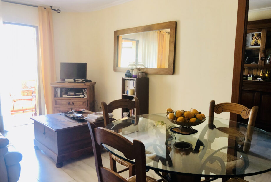 Superb two-bedroom apartment in Marbella center, a cross the street from the old town, with a pool and a few meters from the beach.