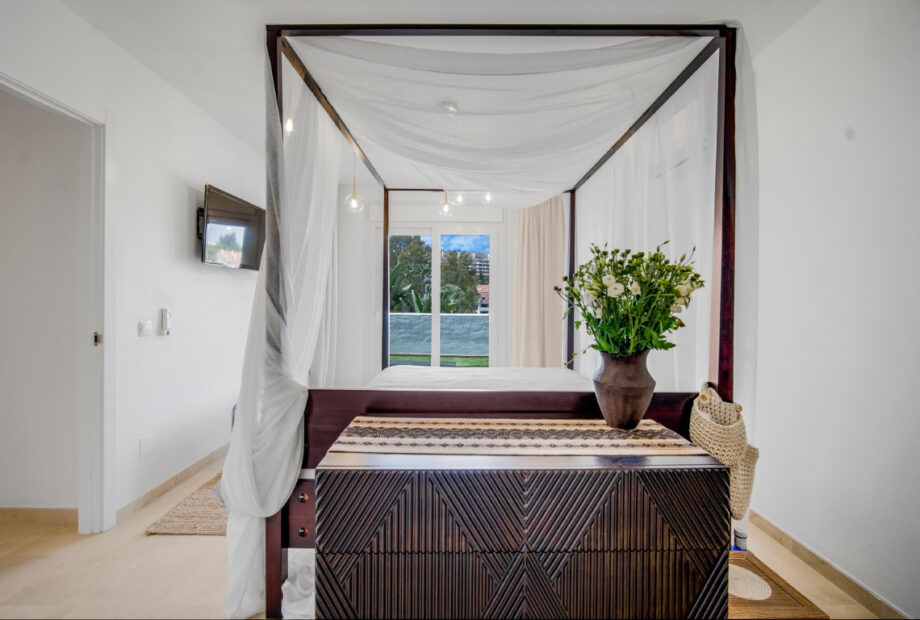 Elegant six bedroom south-west facing villa in a quiet residential area of Atalaya Rio Verde in Nueva Andalucia