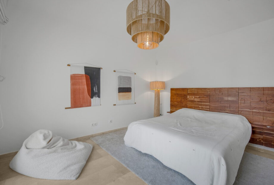 Elegant six bedroom south-west facing villa in a quiet residential area of Atalaya Rio Verde in Nueva Andalucia