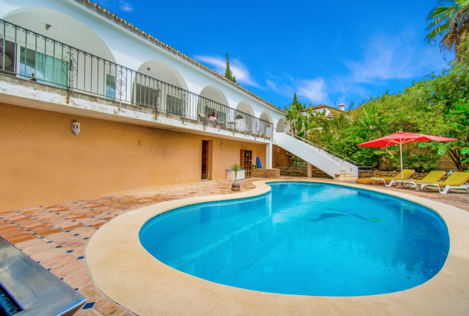 Fantastic five bedroom, south facing villa located in La Carolina, Marbella with sea views