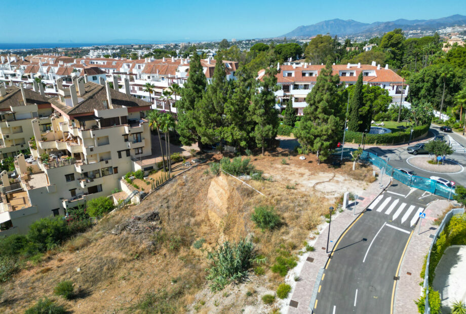 Incredible plot and project for sale on Marbella’s Golden Mile, Lomas de Marbella Club – with sea views
