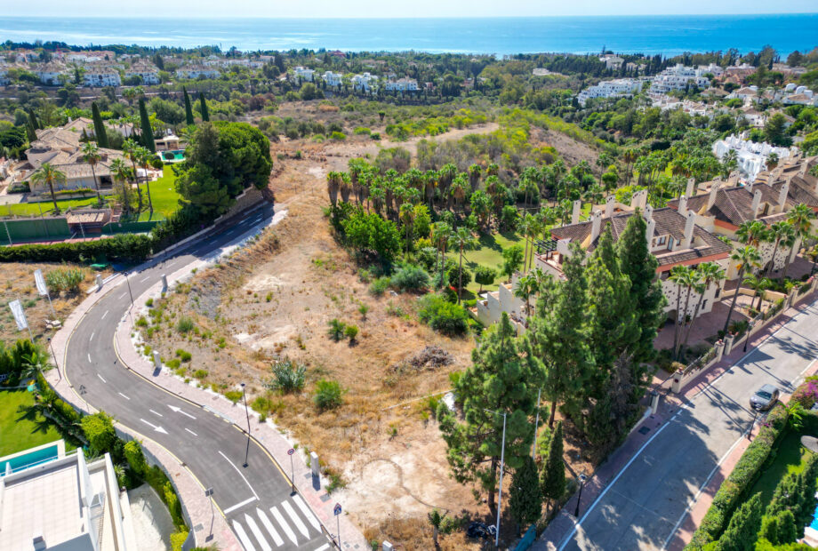 Incredible plot and project for sale on Marbella’s Golden Mile, Lomas de Marbella Club – with sea views