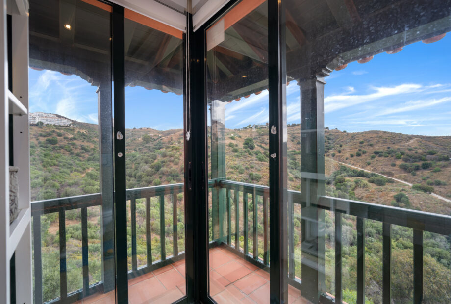 Fantastic, three bedroom duplex penthouse located in a beautiful gated community Bonita Hills in Calahonda