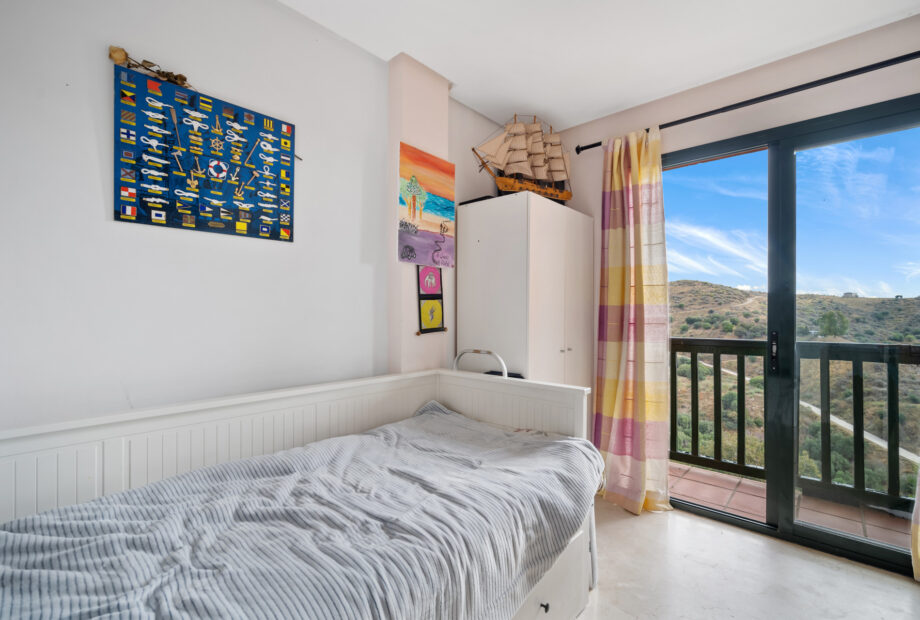 Fantastic, three bedroom duplex penthouse located in a beautiful gated community Bonita Hills in Calahonda