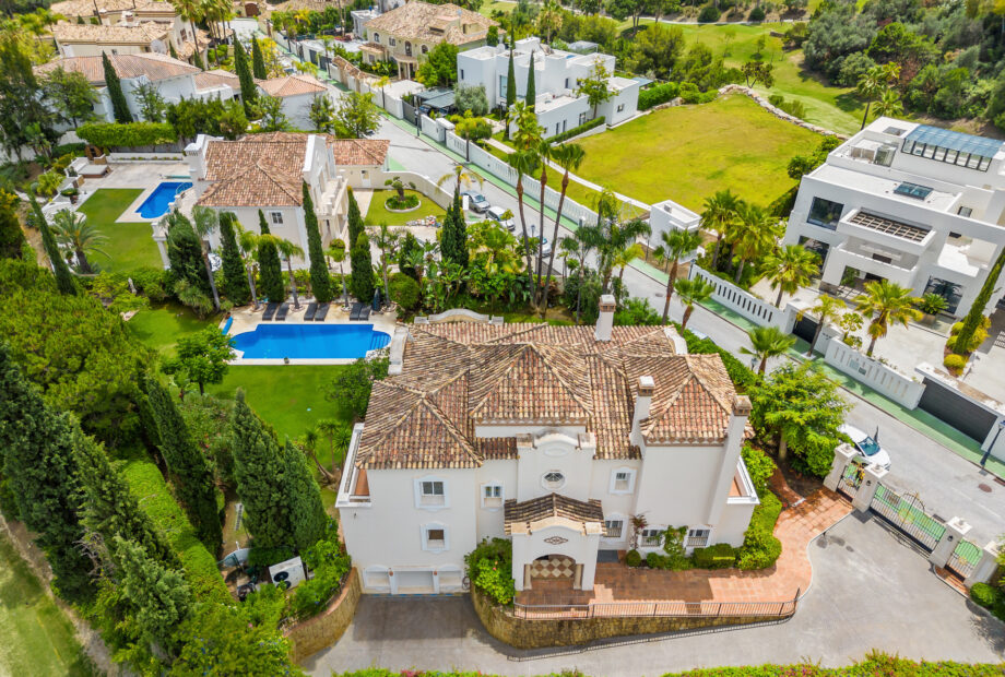 Immaculate, south facing five bedroom Villa located in Reserva de la Quinta