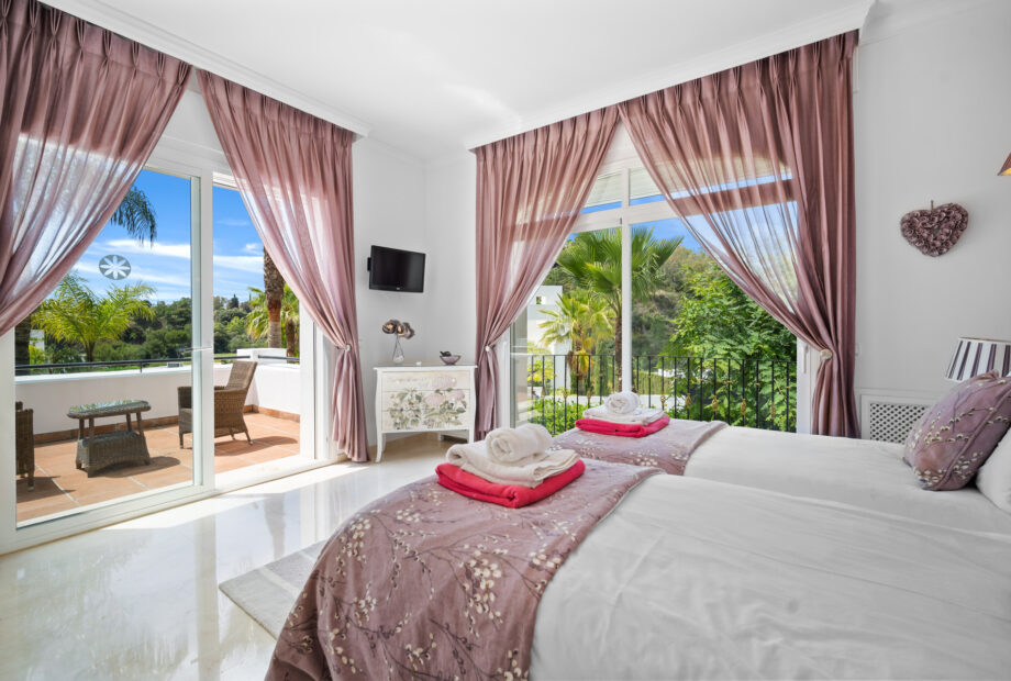 Immaculate, south facing five bedroom Villa located in Reserva de la Quinta