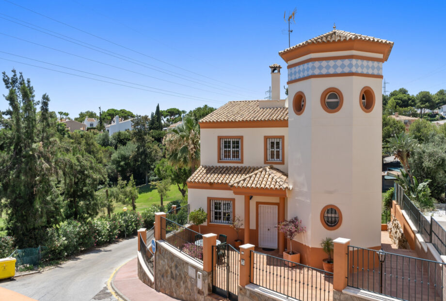 Fantastic five bedroom west facing villa located in a residential area of Calahonda.