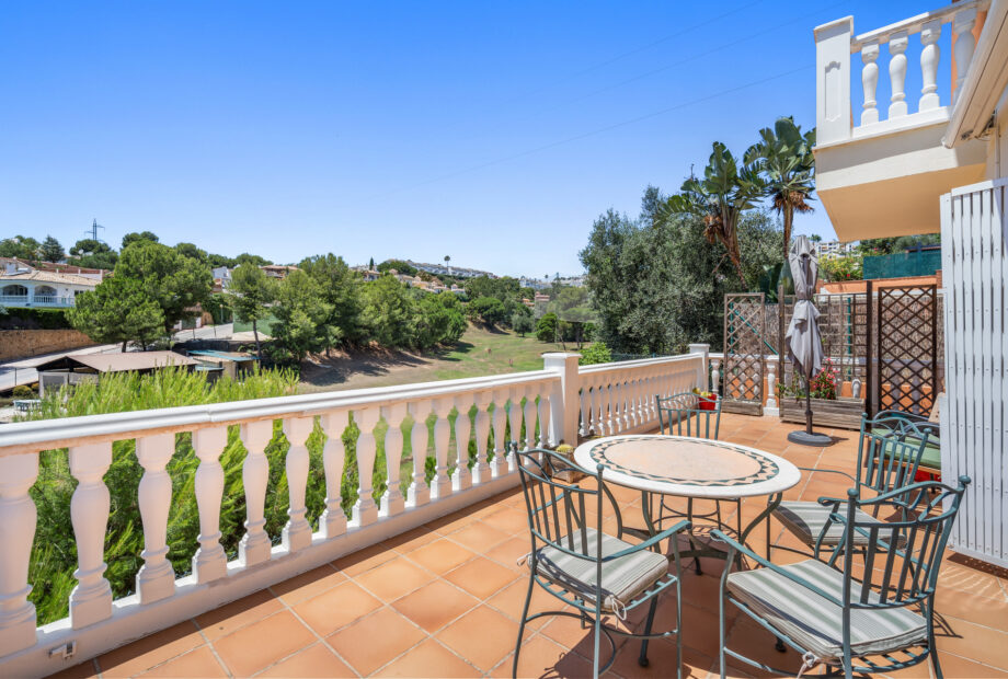 Fantastic five bedroom west facing villa located in a residential area of Calahonda.
