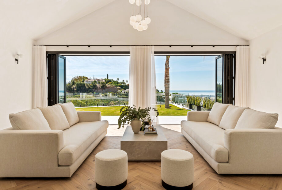 Contemporary style, luxury five bedroom villa located in Monte Halcones, Benahavis.
