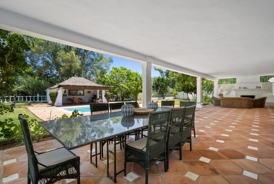 An excellent investment opportunity located in Guadalmina Baja, just five minutes from the beach!