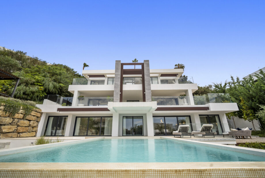 Luxury, five bedroom villa located in La Alqueria, Benahavis with stunning sea views