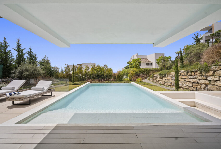 Luxury, five bedroom villa located in La Alqueria, Benahavis with stunning sea views