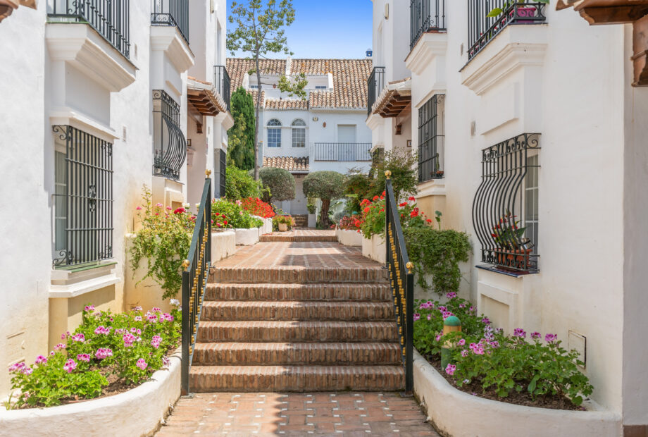 Well located three bedroom townhouse in the gated community of Arco Iris on the Golden Mile, Marbella