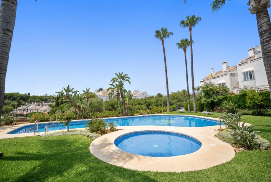 Well located three bedroom townhouse in the gated community of Arco Iris on the Golden Mile, Marbella