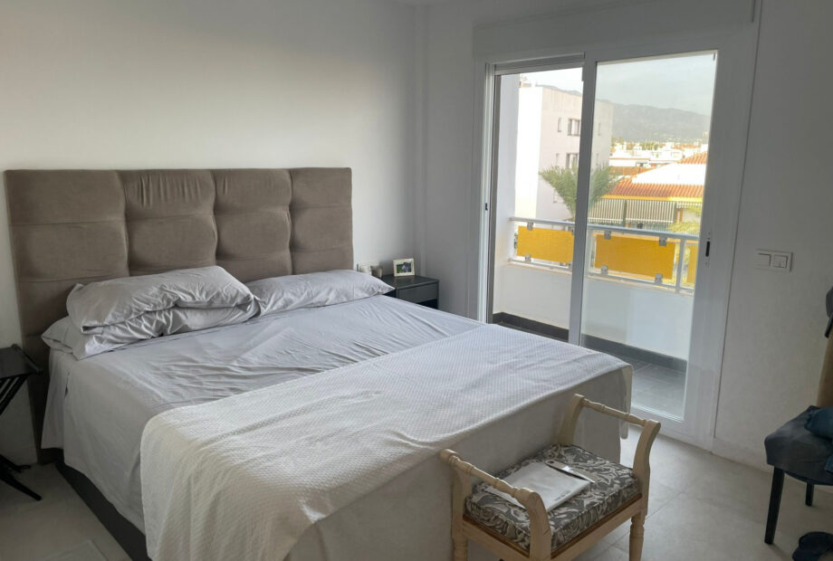 Well located three bedroom, south east facing apartment in San Pedro Alcantara with sea views