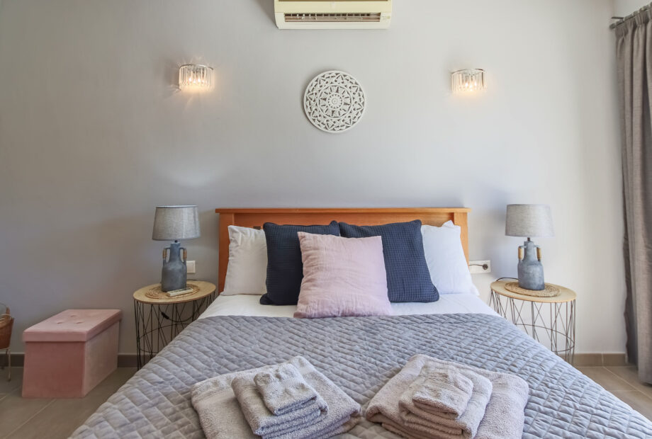 Beautifully renovated four bedroom, south facing villa in the residential community Jardin Ingles, Calahonda