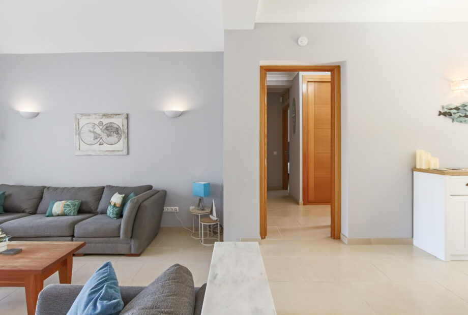 Beautifully renovated four bedroom, south facing villa in the residential community Jardin Ingles, Calahonda