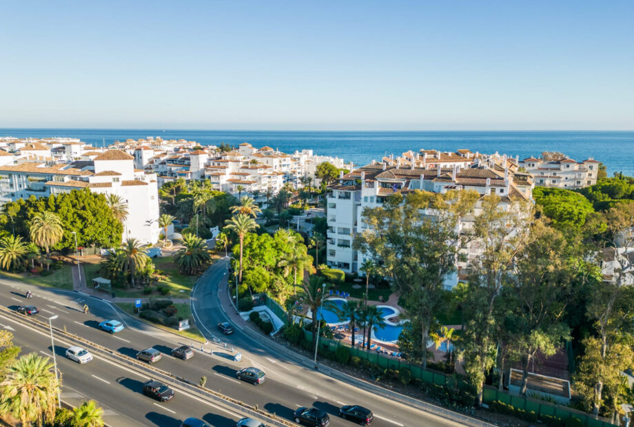 Well located two bedroom, third floor apartment in a quiet residential community of Nueva Andalucia, Marbella