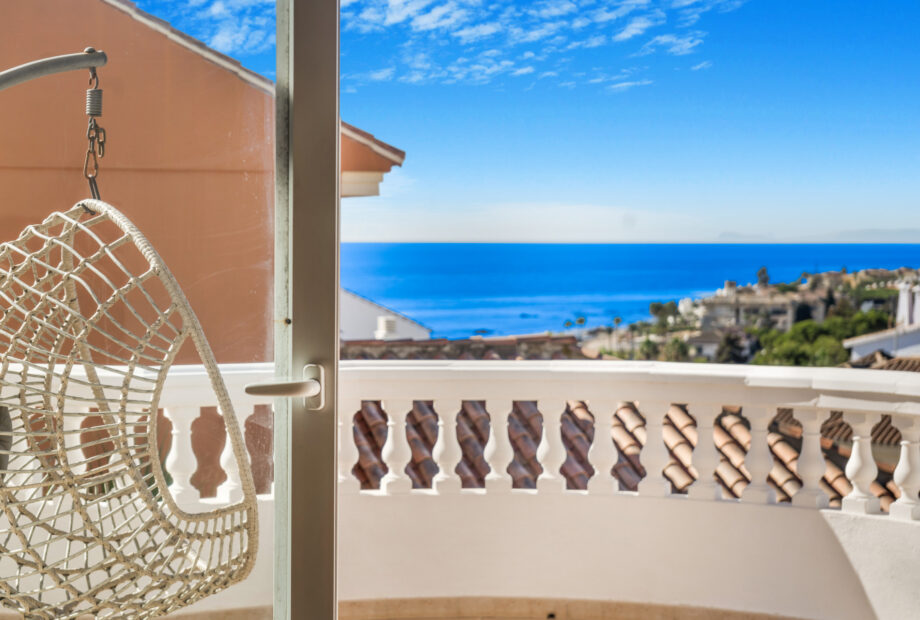 Fantastic four bedroom, southwest facing villa located in a residential area of Riviera Del Sol with sea views