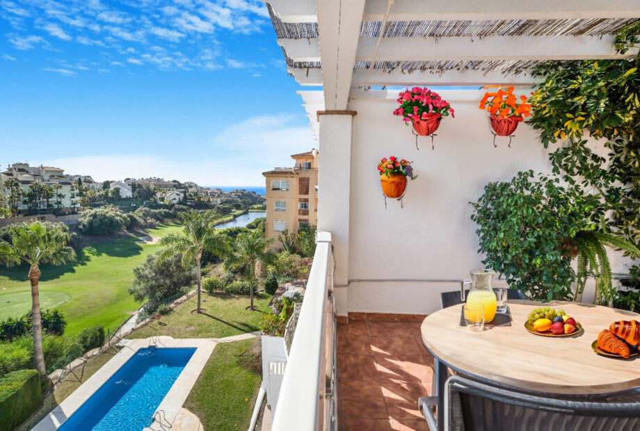 Wonderful three bedroom, southeast facing duplex penthouse in the gated community Miraflores Golf, Riviera Del Sol