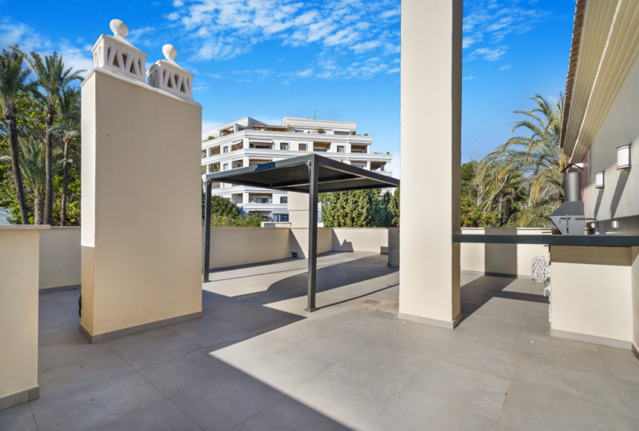 Stunning three bedroom, duplex penthouse in the gated community River Garden, Nueva Andalucia