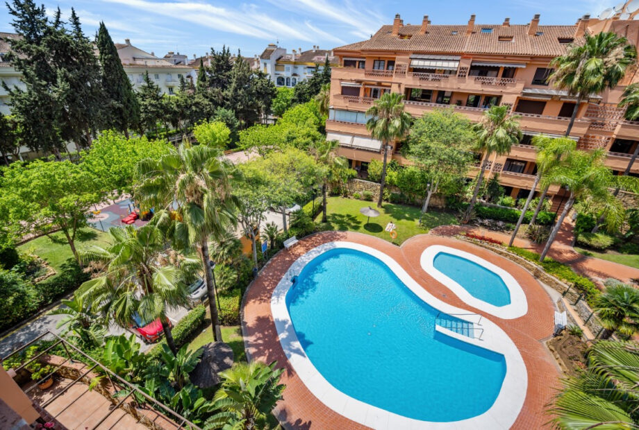 Well located three bedroom duplex penthouse in the gated and sought-after urbanisation Costa Nagueles III