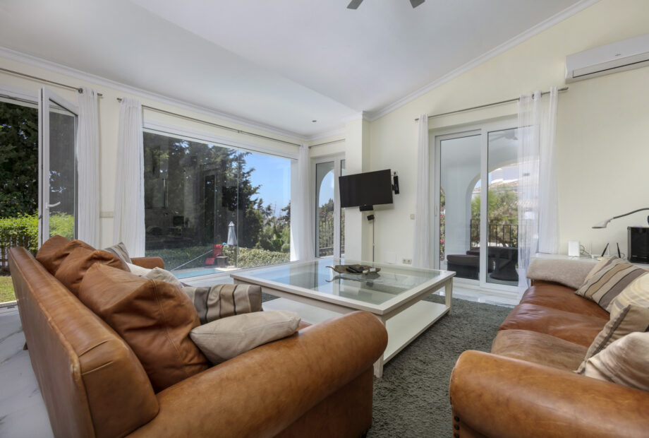 Fantastic four bedroom south west facing villa, located in a very quiet street with very good views to the sea and mountains, in El Rosario, Marbella.