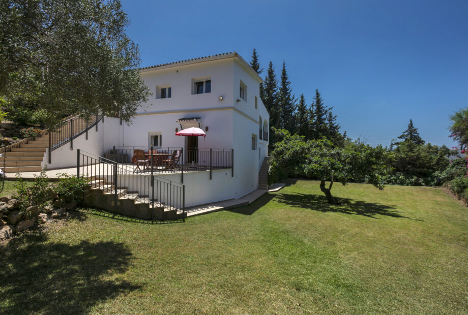 Fantastic four bedroom south west facing villa, located in a very quiet street with very good views to the sea and mountains, in El Rosario, Marbella.